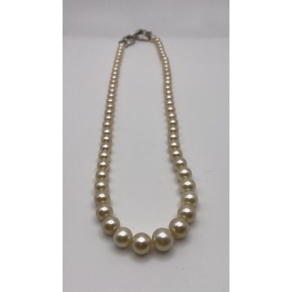 Vintage Crown Trifari Graduated Faux Pearl Tulip Clasp Classic Necklace - Picture 5 of 10